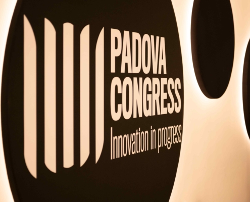 Pannello Melodia a parete custom con stampa e luce indiretta - hall - Padova Congress Fiera(3)