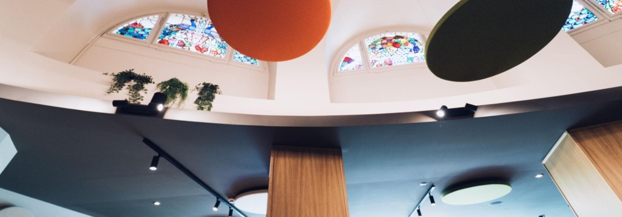 Pannelli fonoassorbenti tondi a soffitto modello MELODIA in fibra libera non termoformata, installati per la correzione acustica del Ristorante Vesuvius.