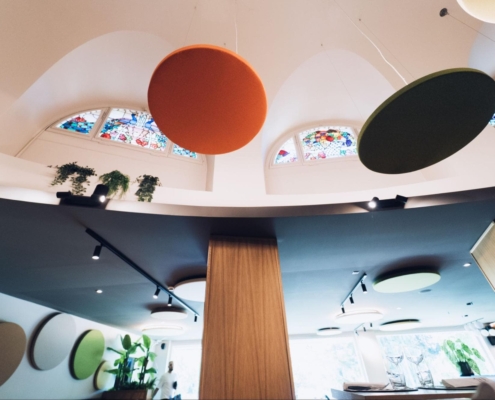 Pannelli fonoassorbenti tondi a soffitto modello MELODIA  in fibra libera non termoformata, installati per la correzione acustica del Ristorante Vesuvius.